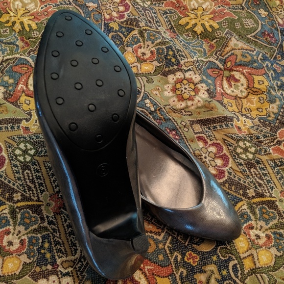 👠 Matalic Silver Shoes! 👠 - Picture 2 of 5